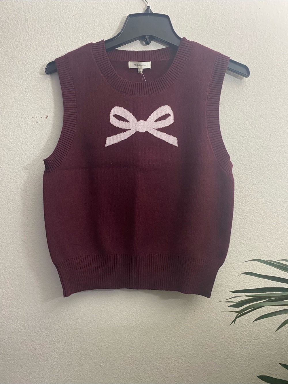 Bow-Intarsia Sleeveless Knit Vest in Deep Burgundy